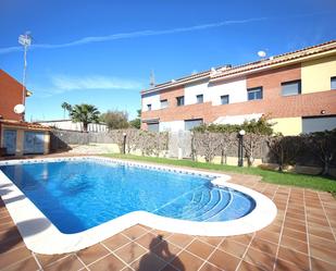 Swimming pool of Single-family semi-detached for sale in El Vendrell  with Air Conditioner, Heating and Private garden