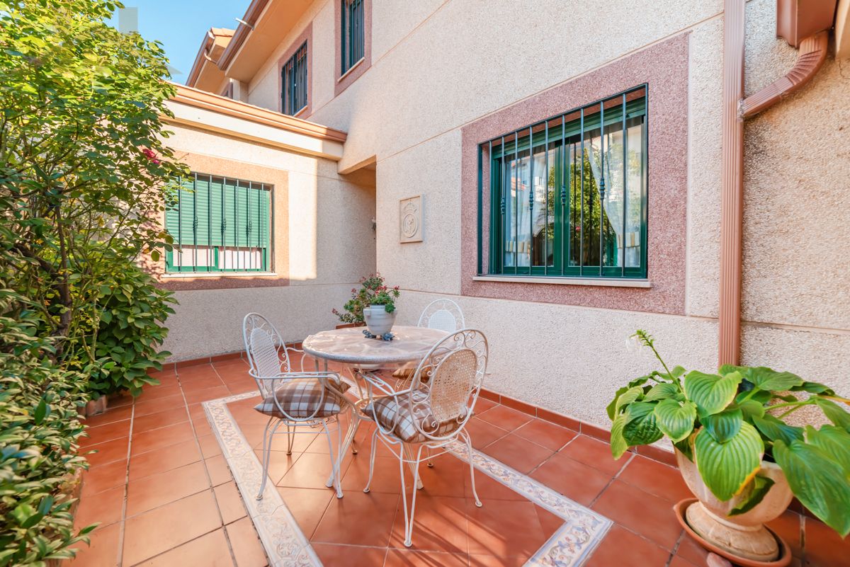 Jardí de Casa adosada en venda en Miraflores de la Sierra amb Calefacció, Terrassa i Forn