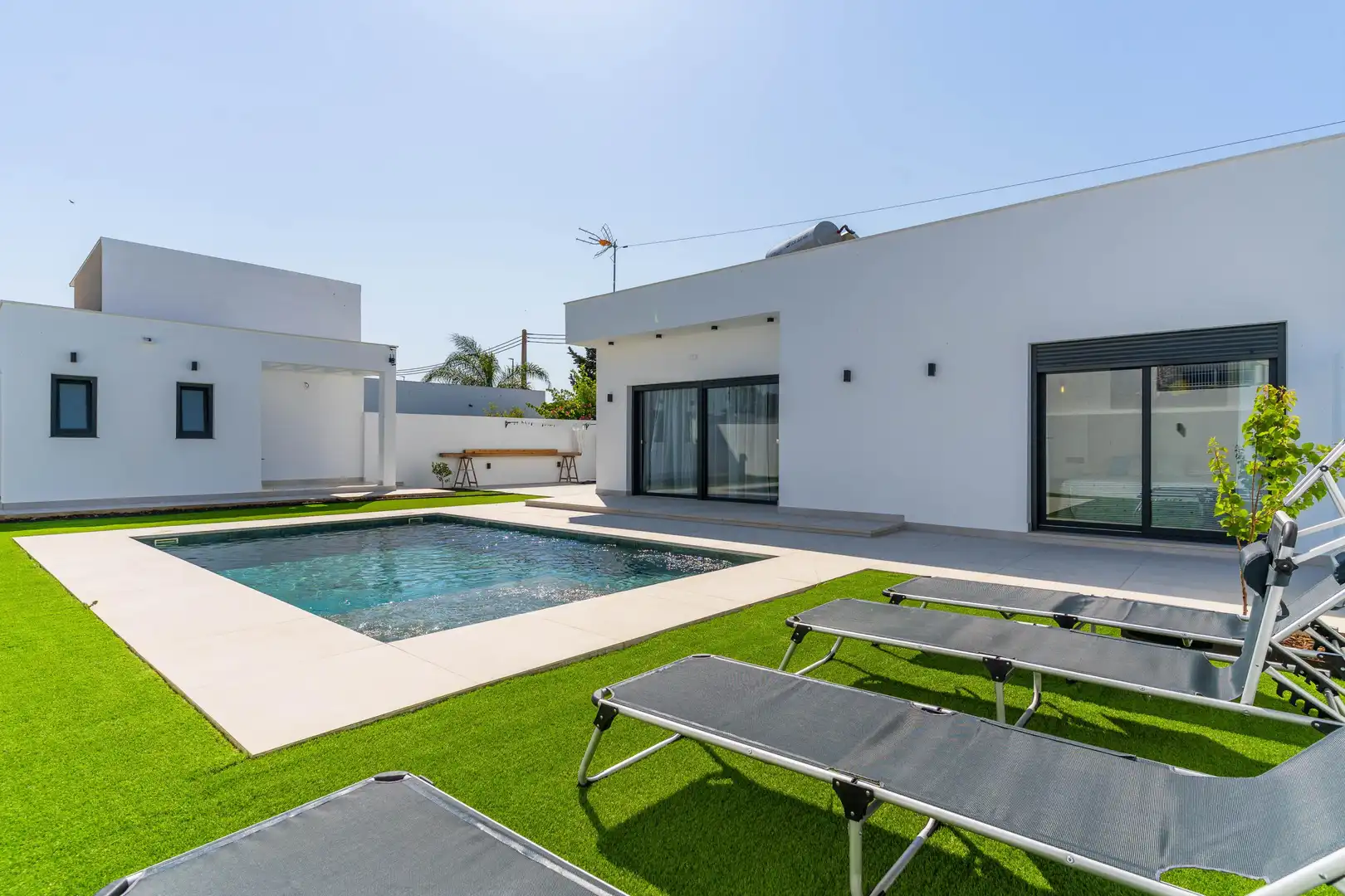 Vista exterior de Casa o chalet en venta en Chiclana de la Frontera con Jardín privado, Terraza y Piscina