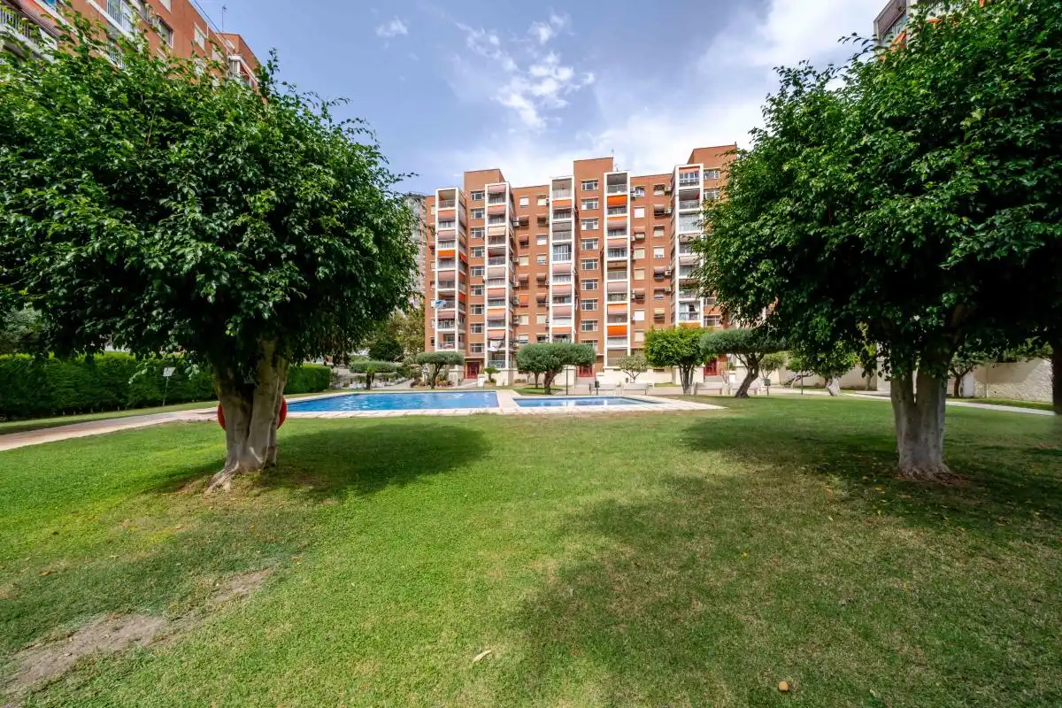 Piscina de Piso en venta en Benidorm con Aire acondicionado, Calefacción y Jardín privado