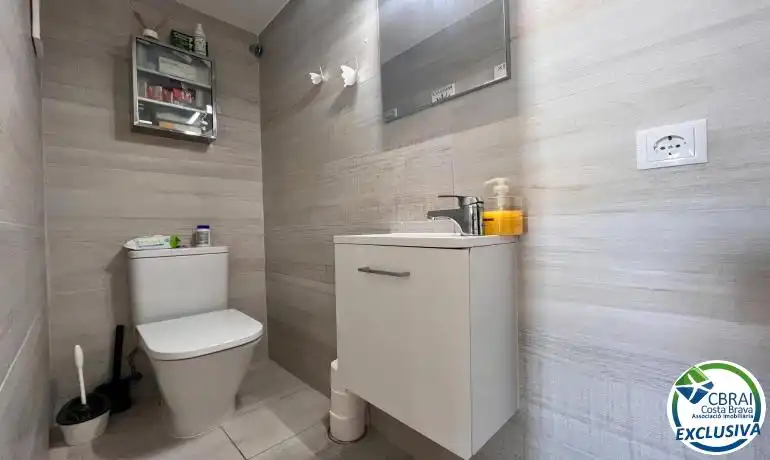 Bany de Apartament en venda en Empuriabrava amb Aire condicionat, Calefacció i Moblat