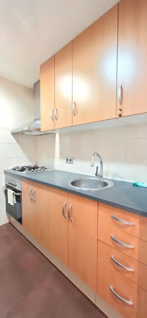 Küche von Wohnung zum Verkauf in Barcelona mit Ofen, Balkon und Alarm