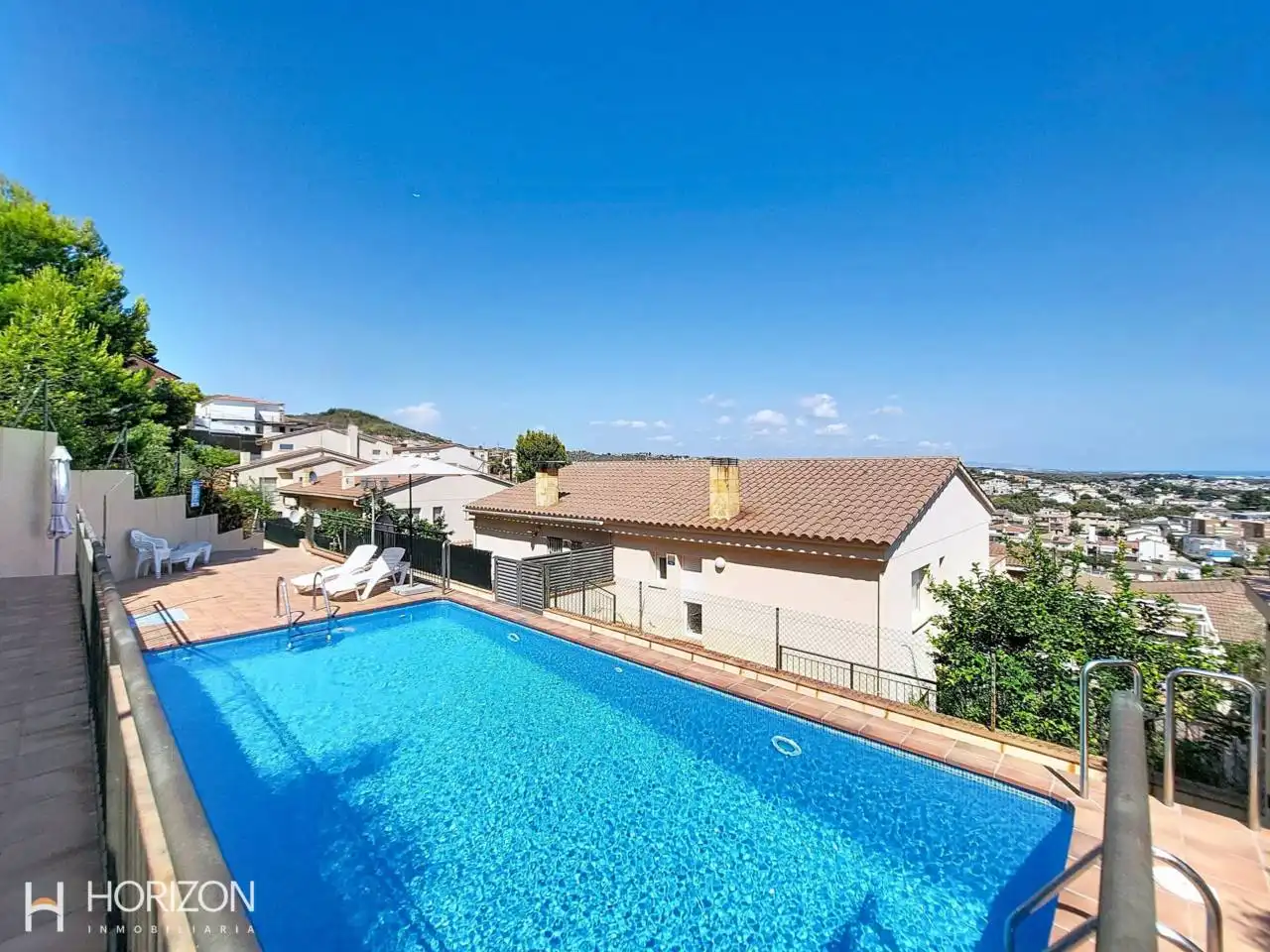 Piscina de Casa adosada en venta en Calafell con Aire acondicionado, Calefacción y Jardín privado