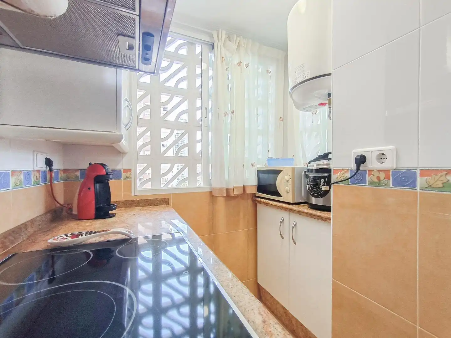 Küche von Wohnung zum Verkauf in Benidorm mit Klimaanlage, Parkett und Terrasse