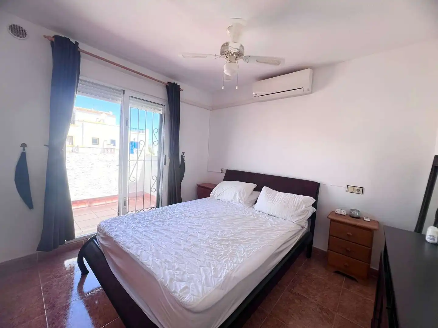 Schlafzimmer von Einfamilien-Reihenhaus zum Verkauf in Torrevieja mit Klimaanlage, Terrasse und Schwimmbad