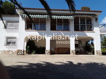 Chalet con balcón en venta en El Pilar