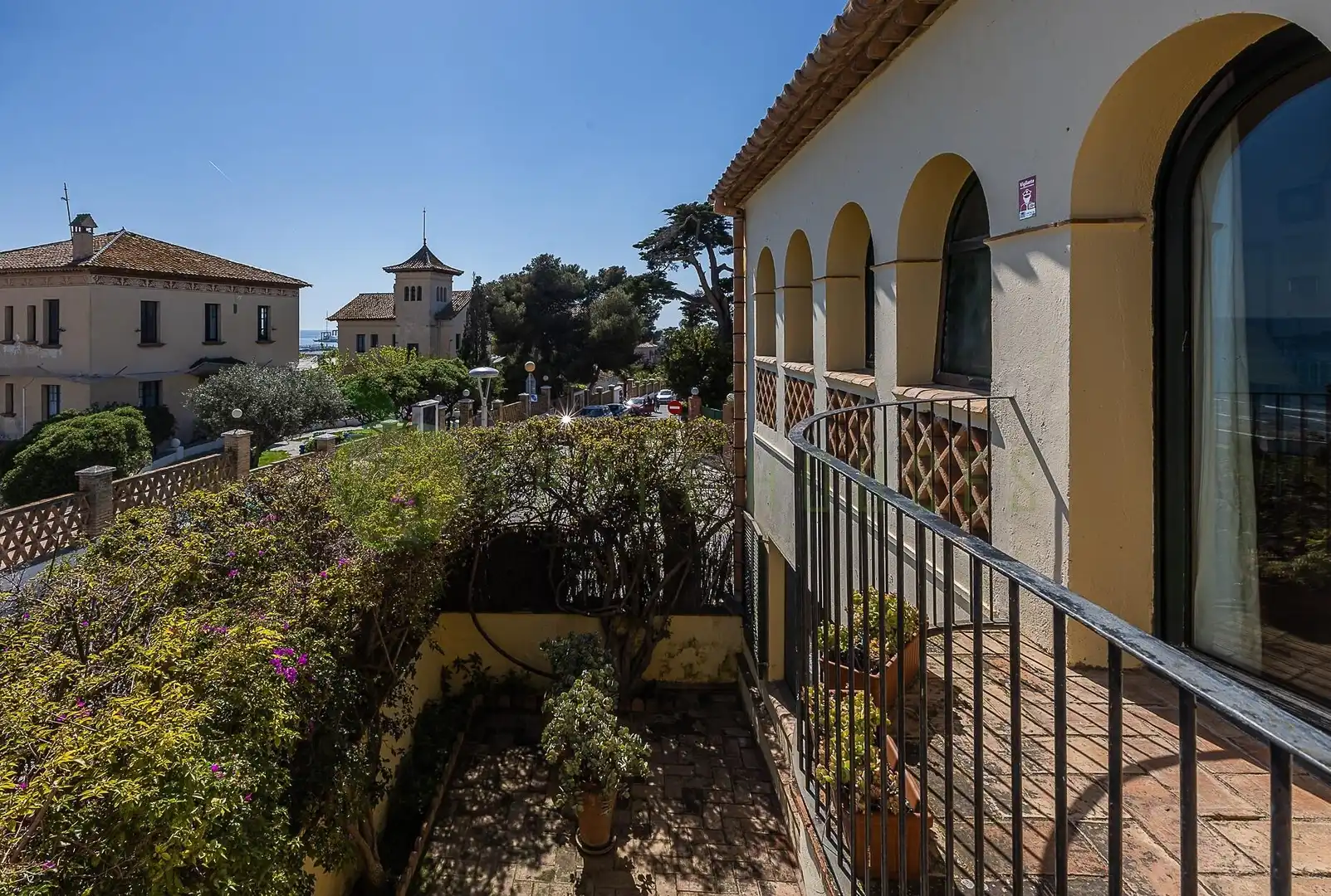 Vista exterior de Casa o xalet en venda en Vilanova i la Geltrú amb Aire condicionat, Calefacció i Jardí privat