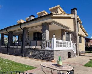 Vista exterior de Casa o xalet en venda en Albelda de Iregua amb Calefacció, Jardí privat i Terrassa