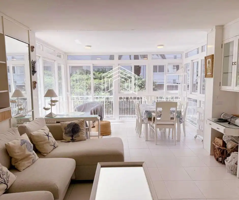 Sala d'estar de Apartament en venda en Benicasim / Benicàssim amb Jardí privat, Terrassa i Moblat