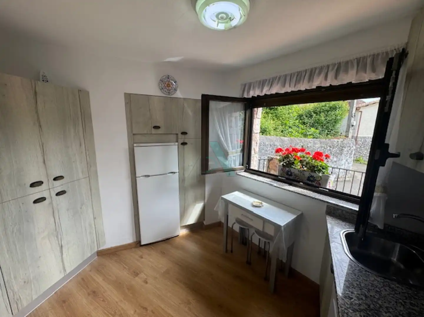 Cuina de Casa o xalet en venda en Llanes amb Jardí privat