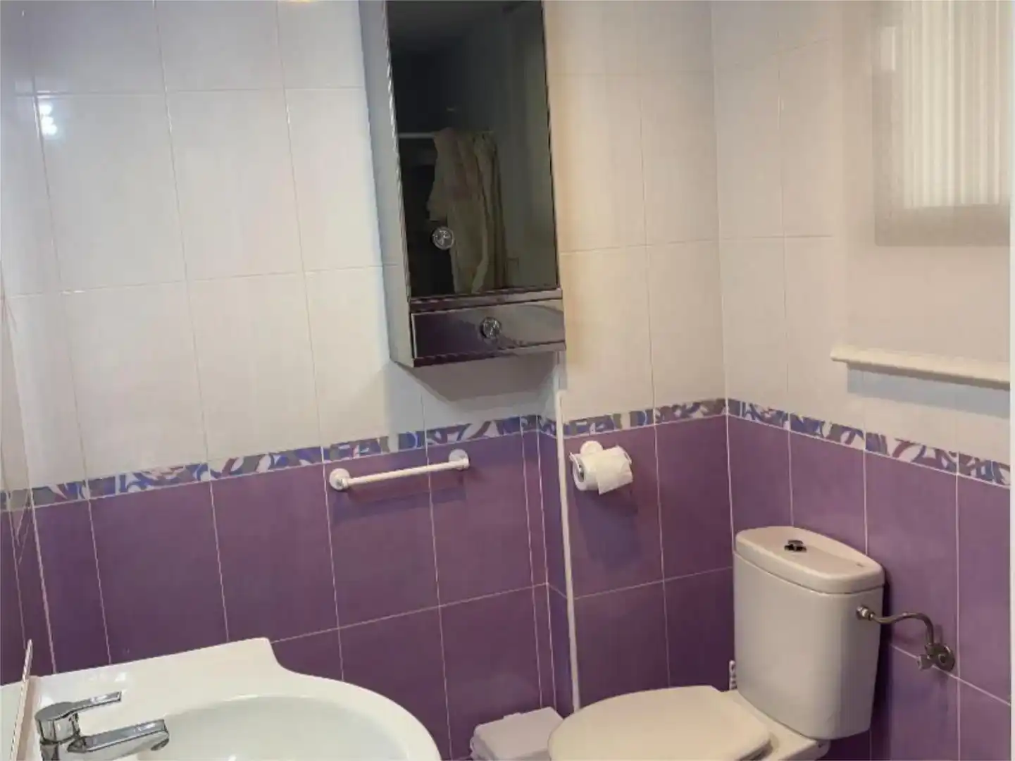 Bany de Apartament de lloguer en Benidorm amb Piscina i Balcó