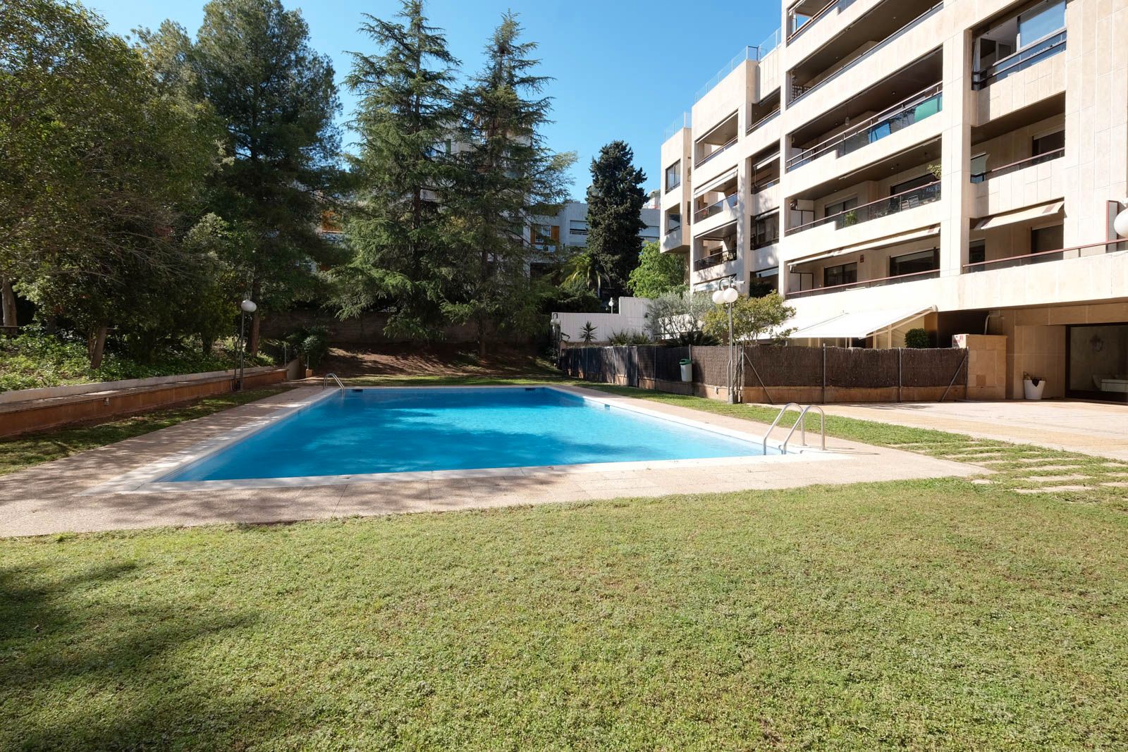 Piscina de Pis en venda en  Barcelona Capital amb Aire condicionat, Calefacció i Parquet