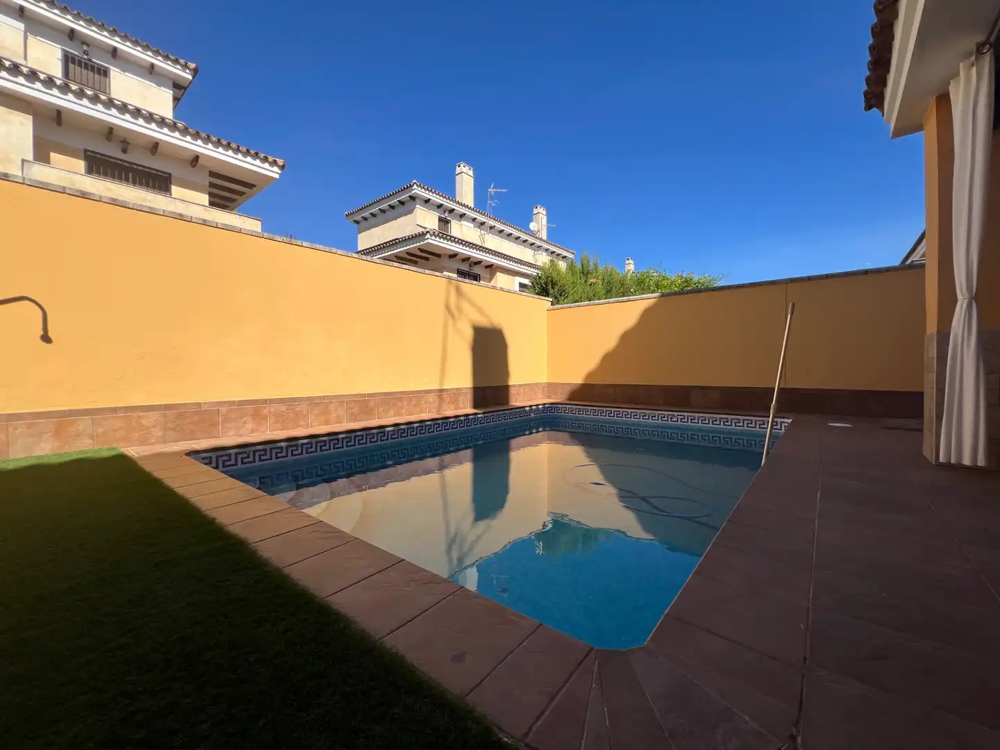 Piscina de Casa adosada en venda en Espartinas amb Aire condicionat, Calefacció i Jardí privat