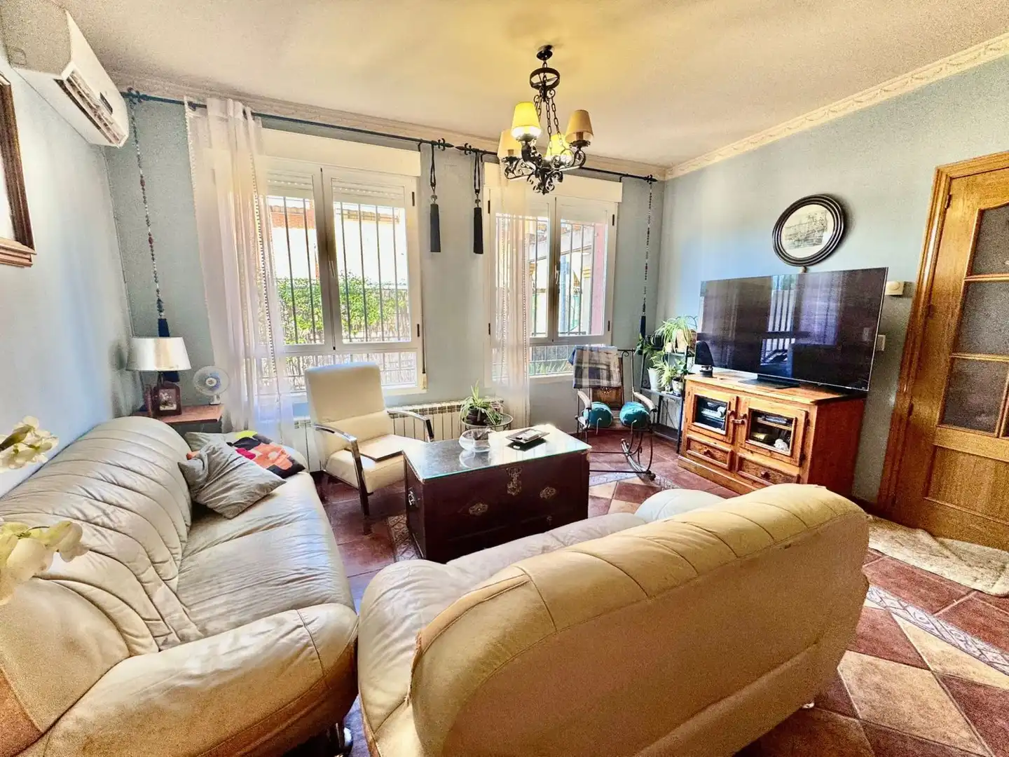 Living room of Detached homes for sale in Valdepeñas  with Air Conditioner and Heating