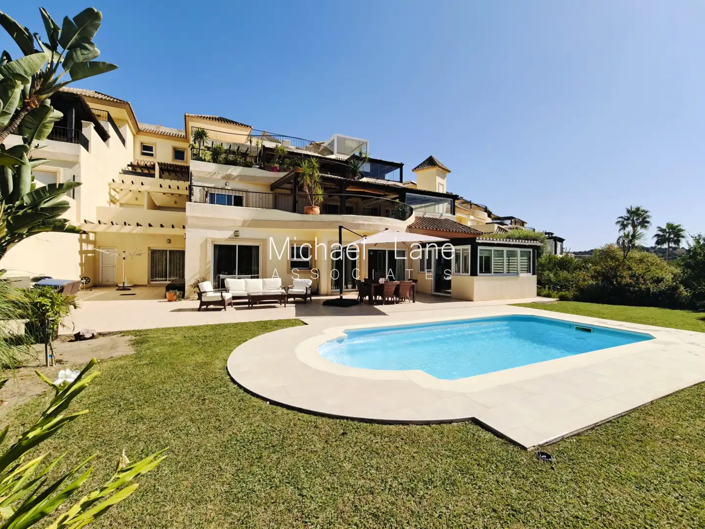 Außenansicht von Erdgeschoss zum Verkauf in Sotogrande mit Klimaanlage, Privatgarten und Terrasse