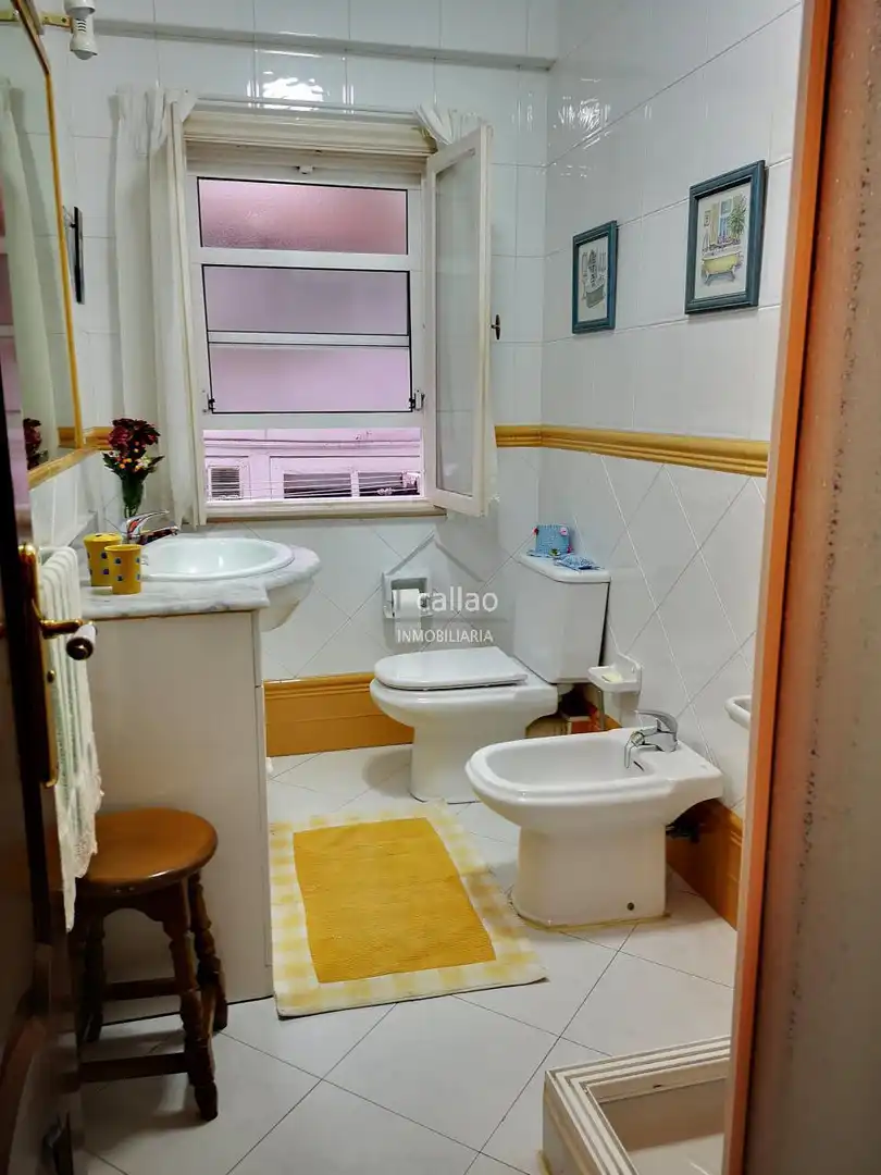 Bathroom of Flat for rent in Ferrol  with Heating, Parquet flooring and Storage room