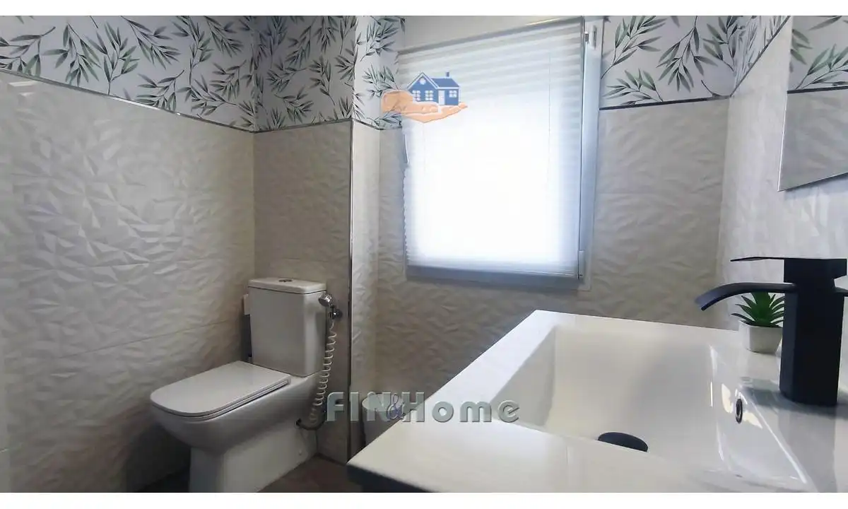 Bathroom of Flat for sale in Sevilla  with Air Conditioner, Heating and Furnished