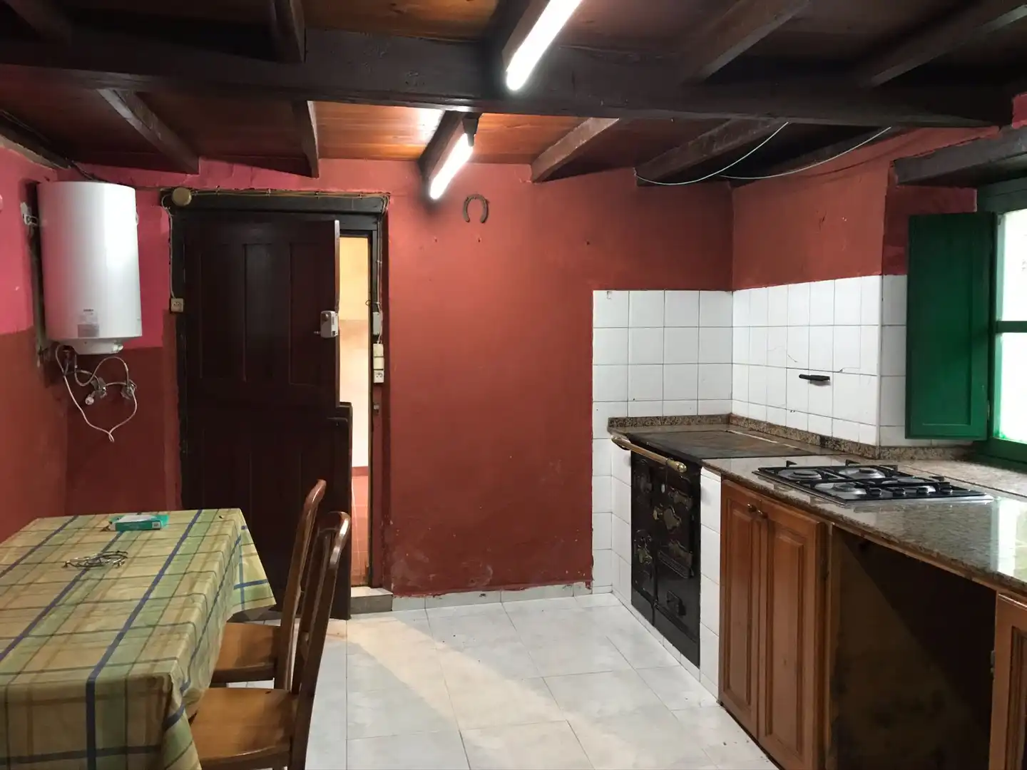 Cuina de Casa o xalet en venda en Cangas de Onís amb Jardí privat i Traster