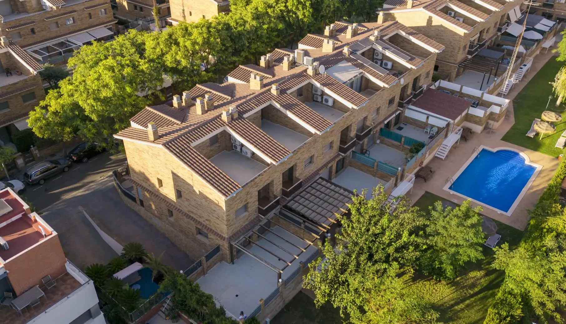 Casa aparellada amb terrassa en venda a Carrer d'Escornalbou 14