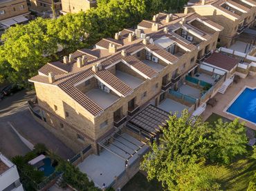 Doppelhaushälfte mit Balkon zum Verkauf in Carrer d'Escornalbou 14