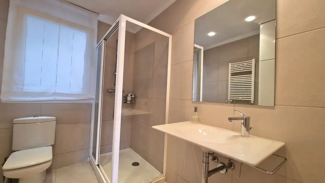 Badezimmer von Wohnung zum Verkauf in Donostia - San Sebastián  mit Heizung, Abstellraum und Balkon