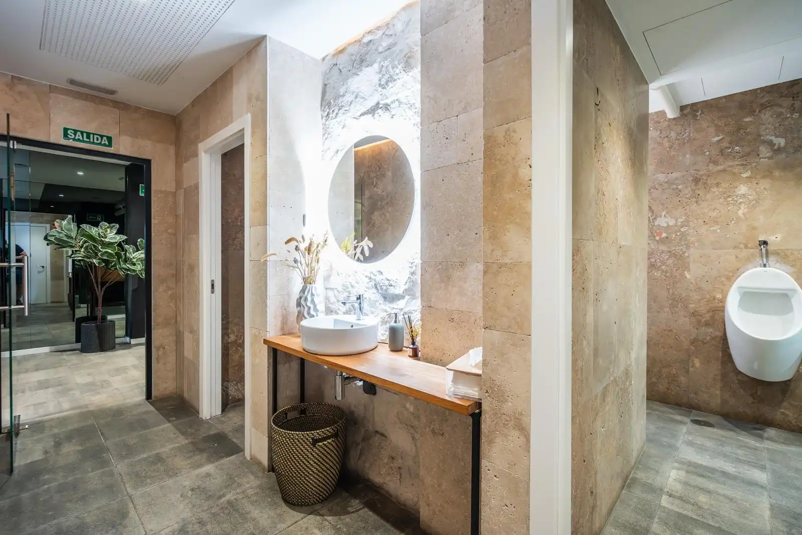 Baño de Local de alquiler en Madrid con Aire acondicionado