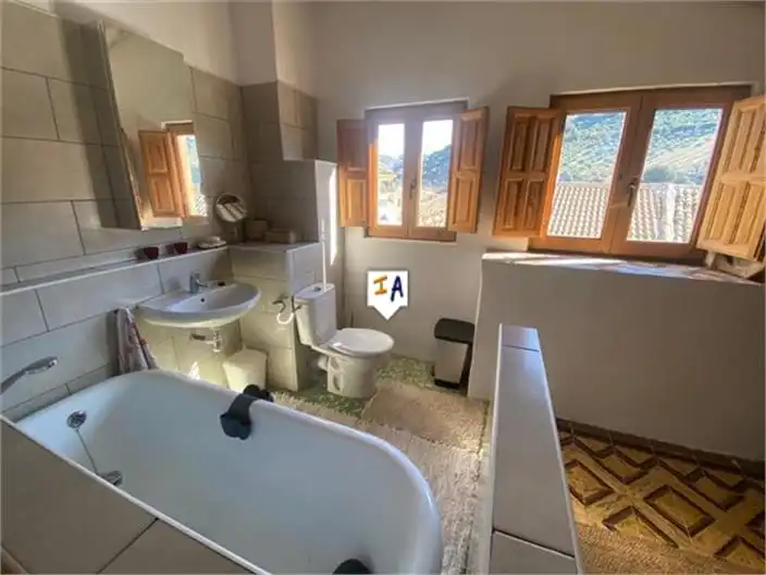 Baño de Casa adosada en venta en Frailes con Terraza, Trastero y Internet