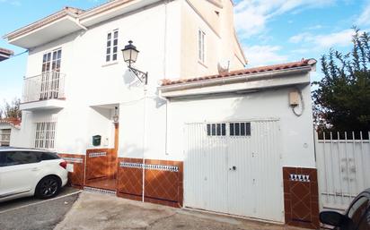 Vista exterior de Casa o xalet en venda en La Zubia amb Aire condicionat i Balcó