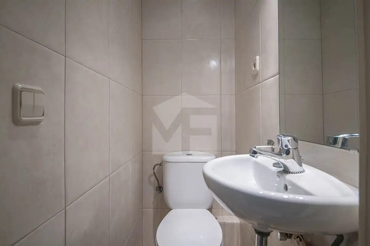 Bathroom of Flat for sale in Barcelona  with Heating and Balcony