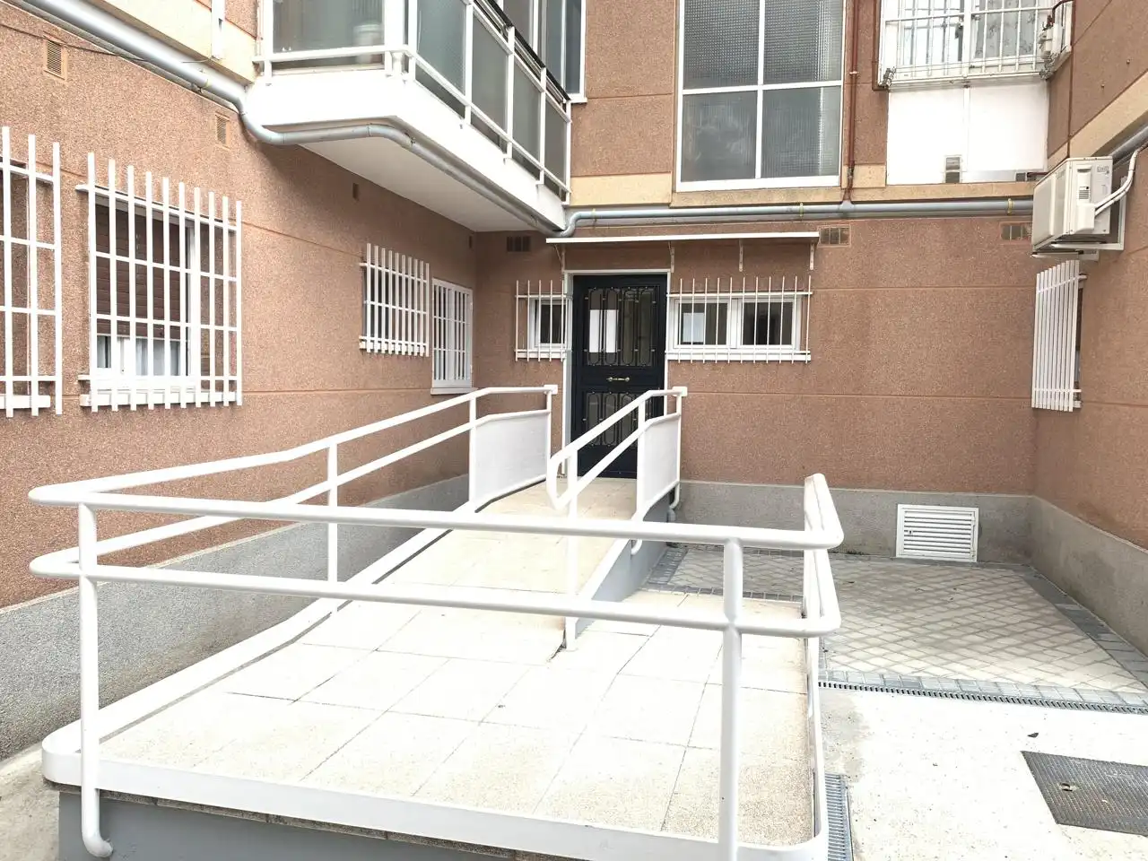 Vista exterior de Planta baixa de lloguer en Madrid amb Calefacció i Moblat