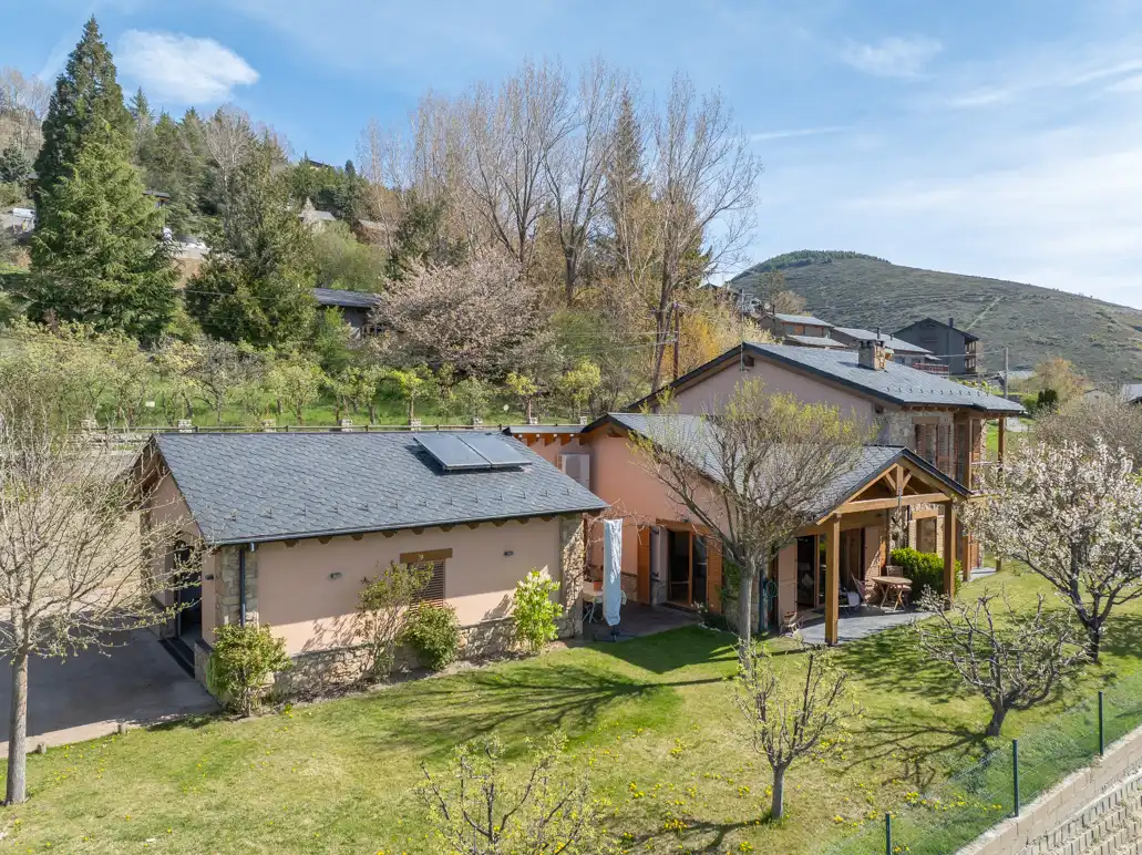 Vista exterior de Casa o chalet en venta en Estavar con Calefacción, Jardín privado y Parquet