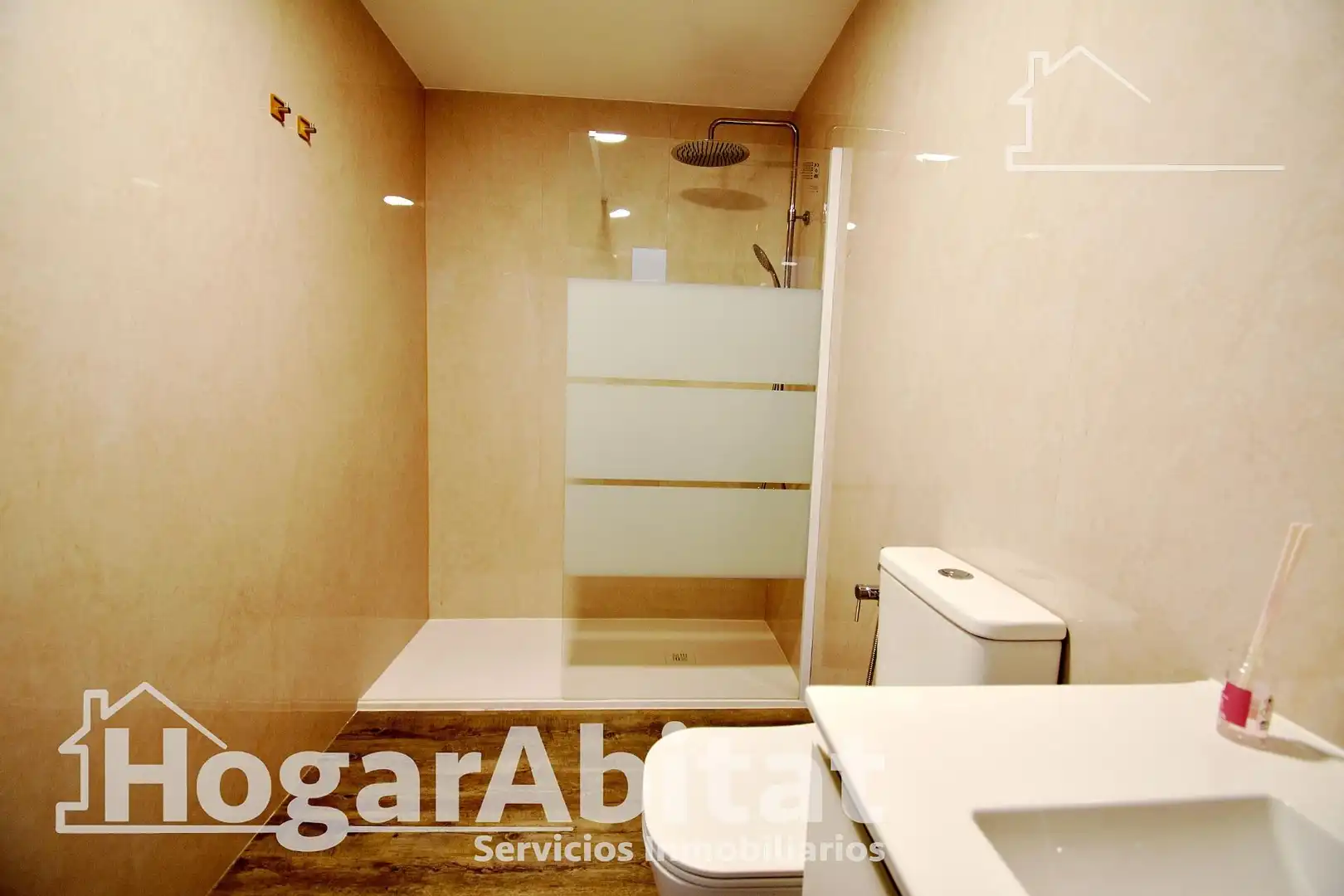 Bathroom of Houses for sale in Tavernes de la Valldigna  with Parquet flooring and Terrace