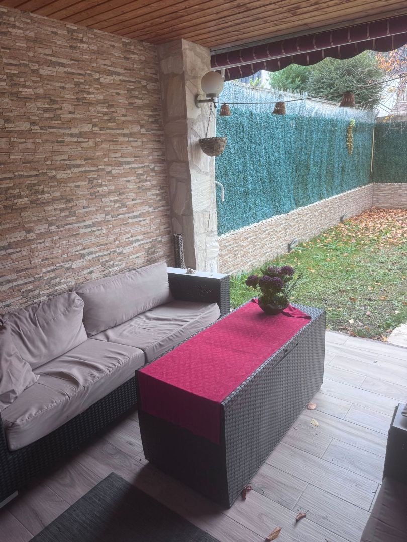 Terrasse von Einfamilien-Reihenhaus zum Verkauf in Arganda del Rey mit Klimaanlage, Heizung und Privatgarten