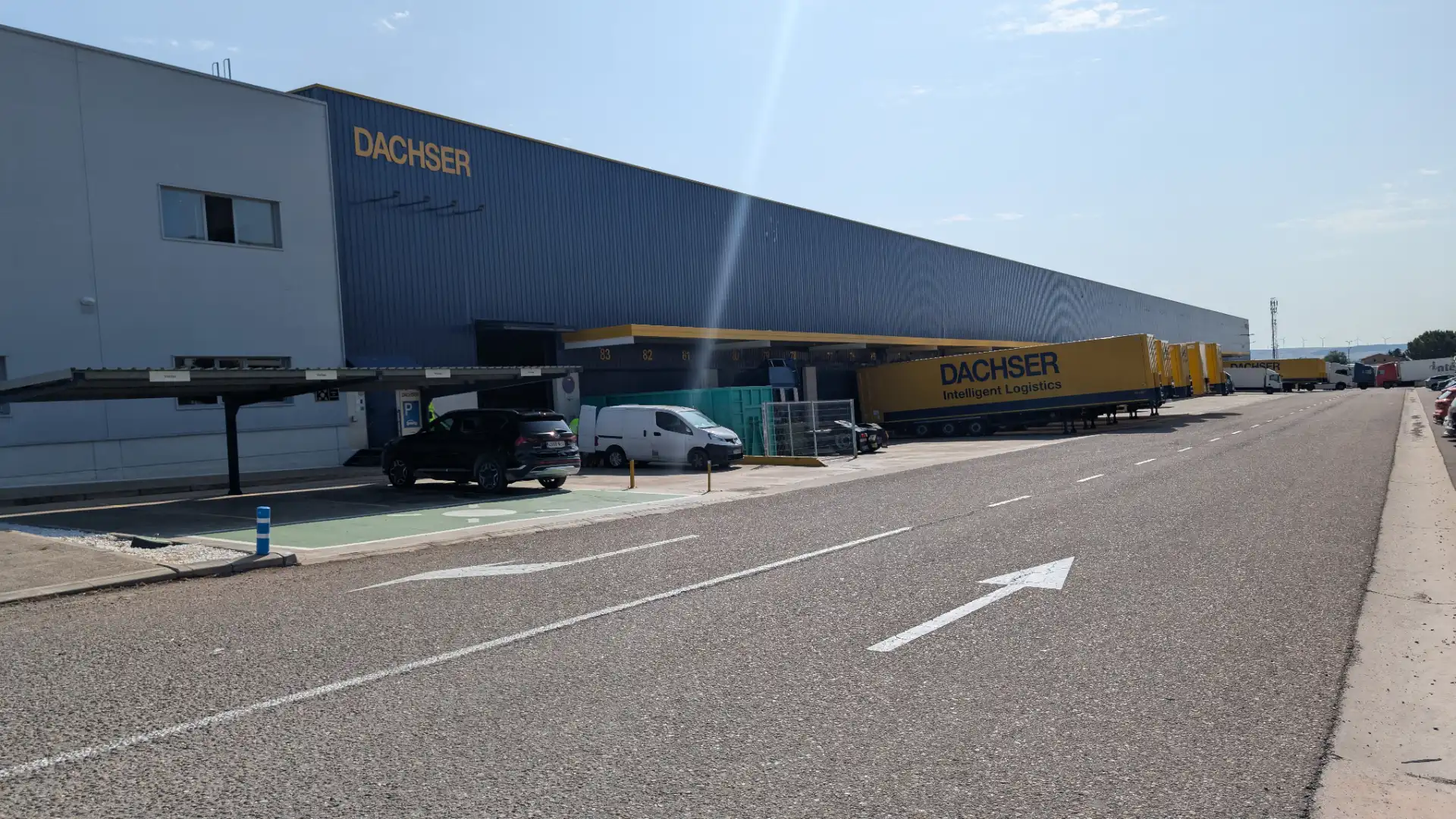 Vista exterior de Nau industrial de lloguer en Zaragoza amb Calefacció i Alarma