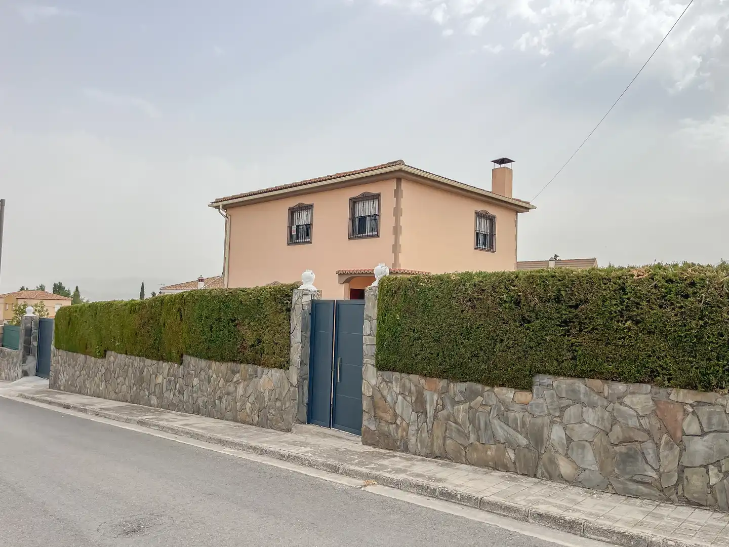 Vista exterior de Casa o xalet en venda en Villa de Otura amb Jardí privat, Terrassa i Piscina