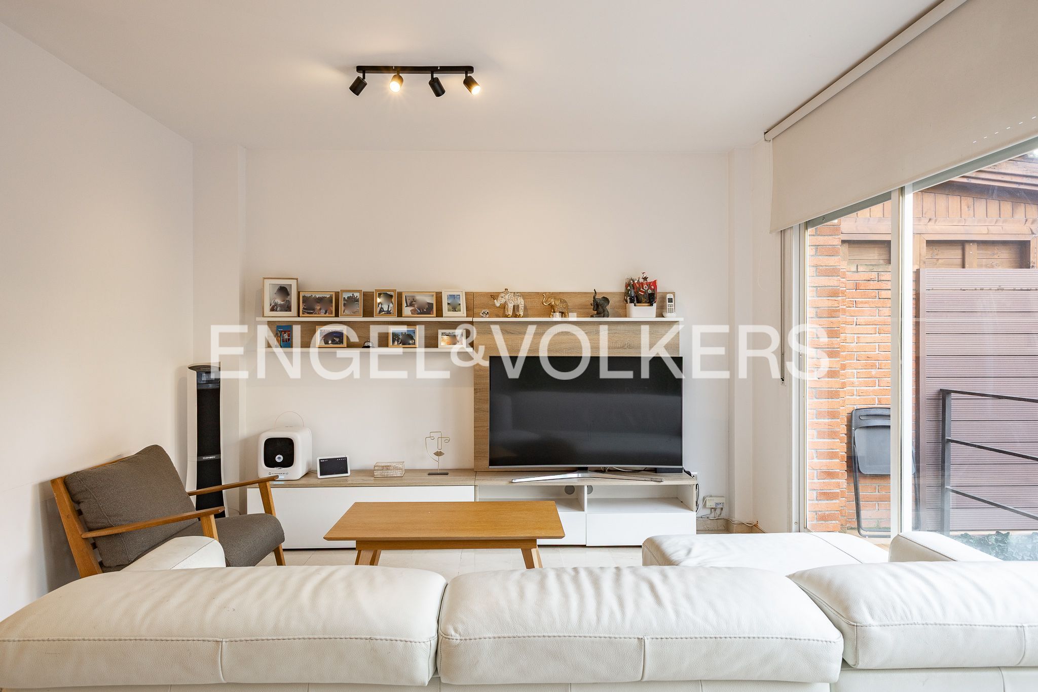 Sala d'estar de Casa o xalet en venda en Sant Cugat del Vallès amb Calefacció i Jardí privat