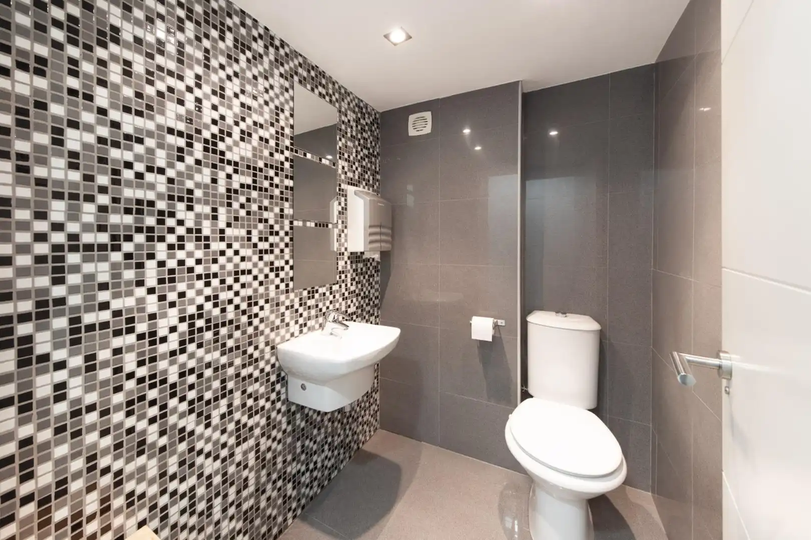 Badezimmer von Erdgeschoss zum Verkauf in Calvià mit Klimaanlage, Heizung und Privatgarten