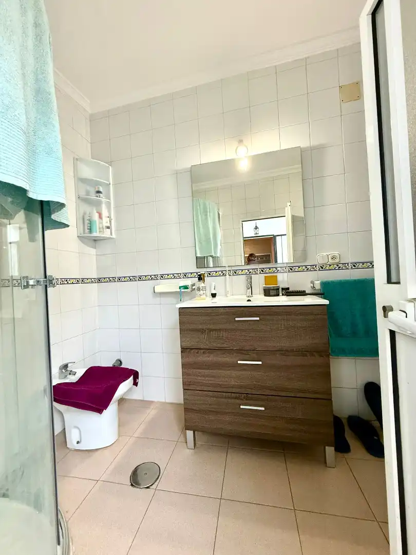 Badezimmer von Einfamilien-Reihenhaus zum Verkauf in Tarifa mit Terrasse