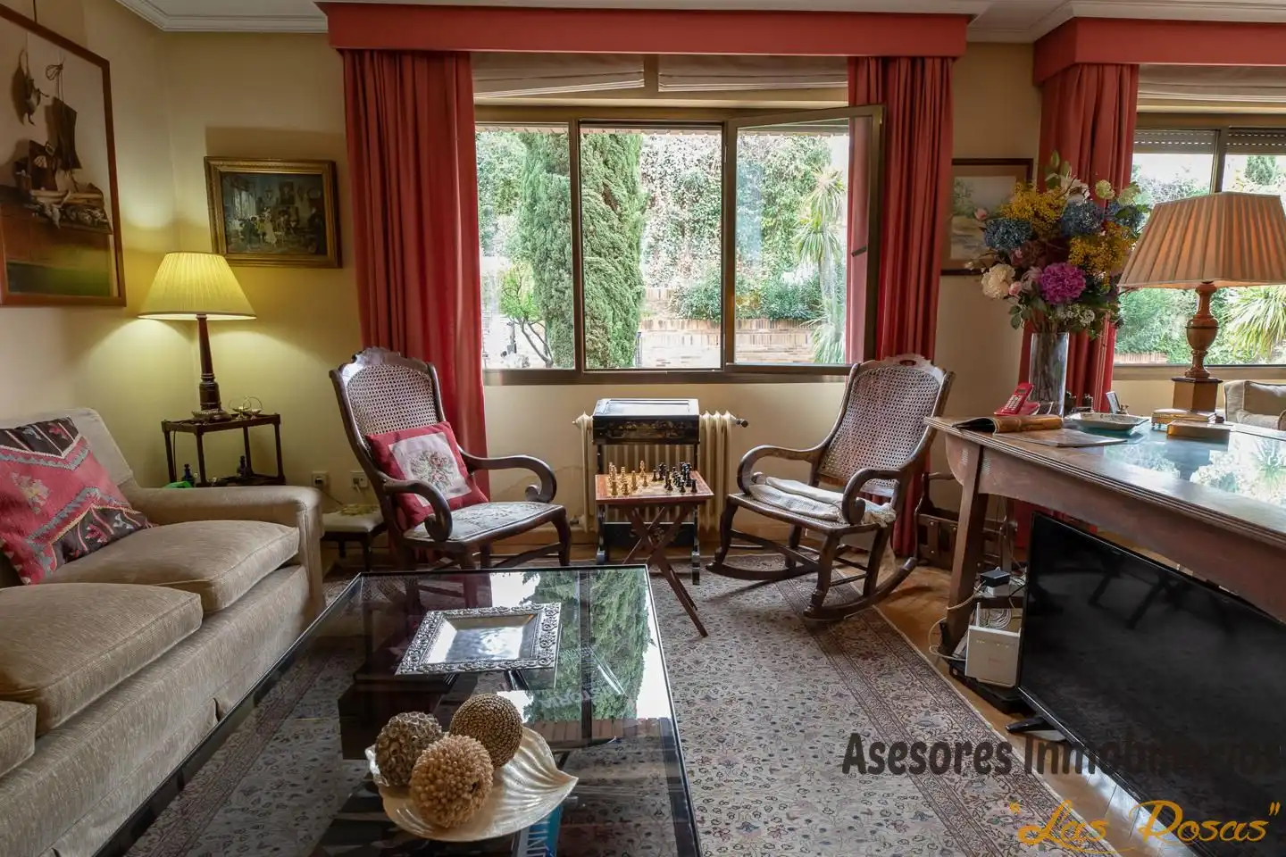 Wohnzimmer von Einfamilien-Reihenhaus zum Verkauf in Madrid mit Klimaanlage, Heizung und Privatgarten