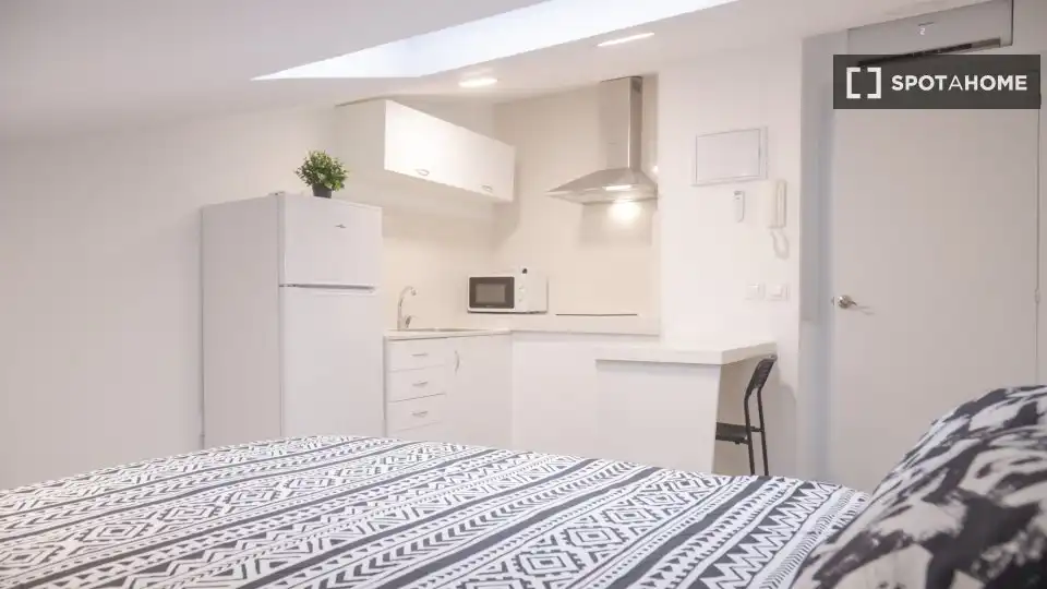 Habitación de Piso de alquiler en Madrid con Aire acondicionado, Calefacción y Amueblado