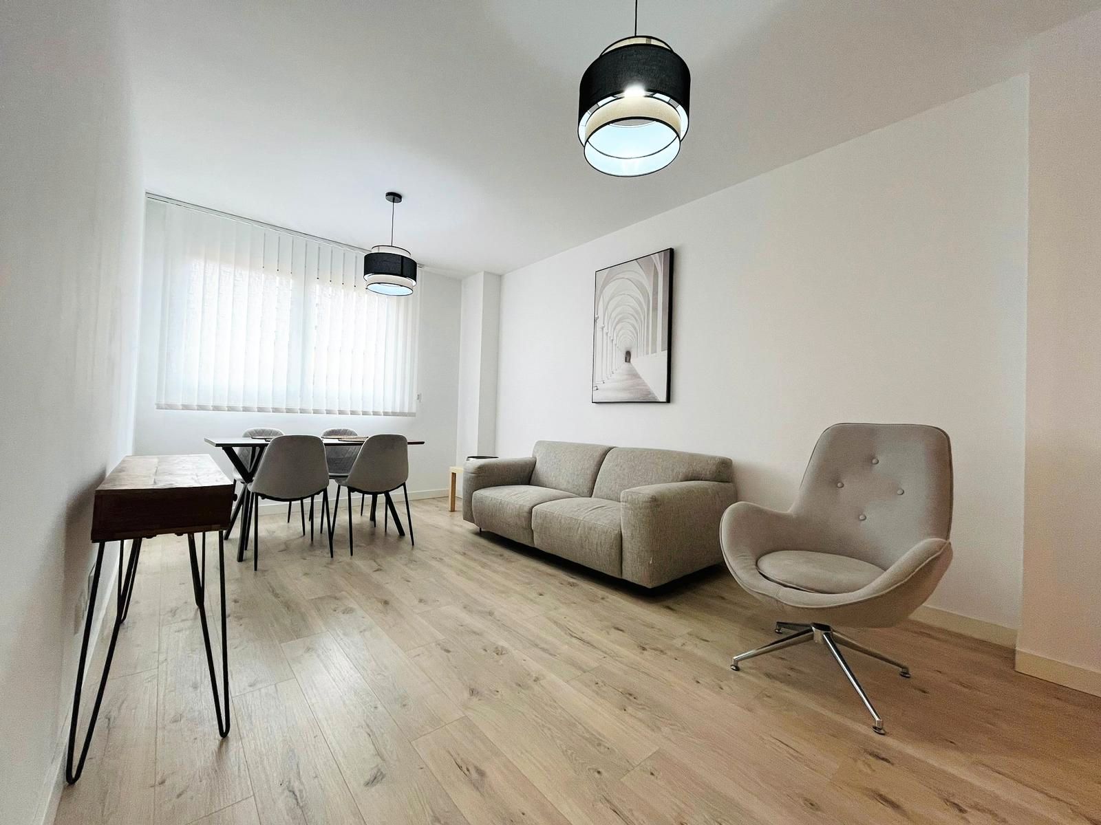 Sala d'estar de Pis de lloguer en Las Palmas de Gran Canaria amb Parquet, Moblat i Forn