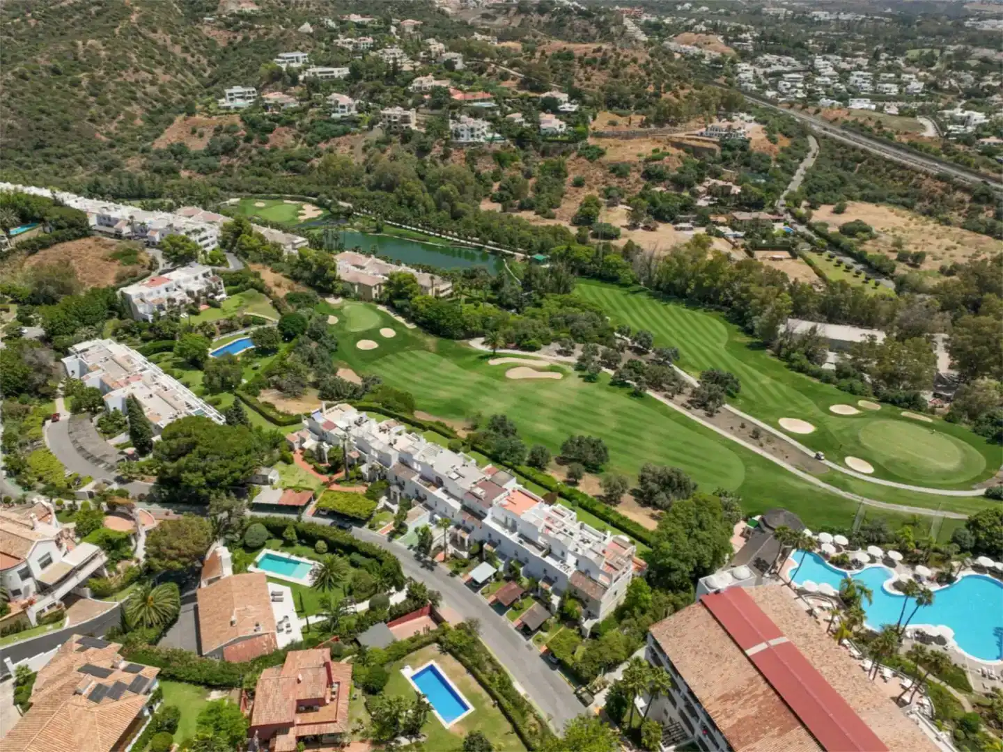 Vista exterior de Pis en venda en Benahavís amb Aire condicionat, Piscina i Balcó