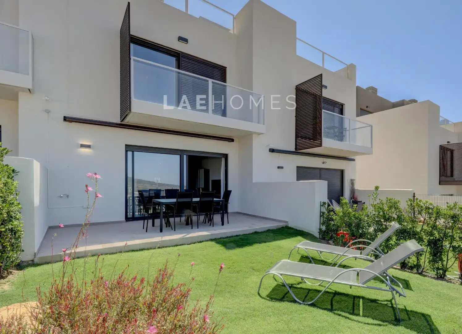 Terrasse von Einfamilien-Reihenhaus zum Verkauf in Manilva mit Klimaanlage, Heizung und Privatgarten