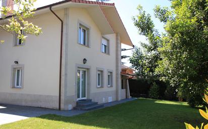 Vista exterior de Casa o xalet en venda en Oviedo  amb Terrassa