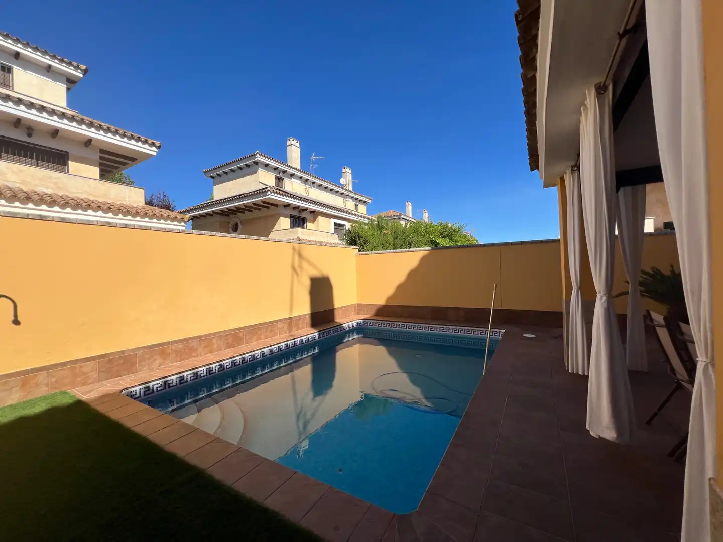 Piscina de Casa adosada en venda en Espartinas amb Aire condicionat, Calefacció i Jardí privat