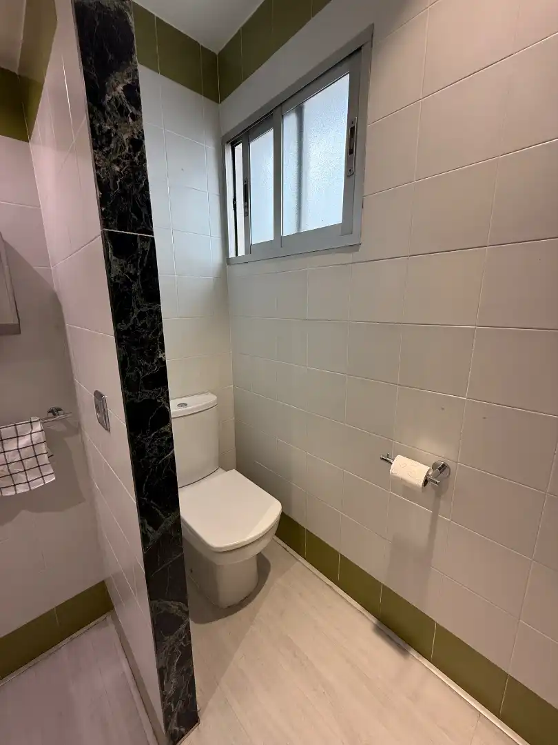 Badezimmer von Büro zur Miete in Valencia mit Klimaanlage, Heizung und Balkon