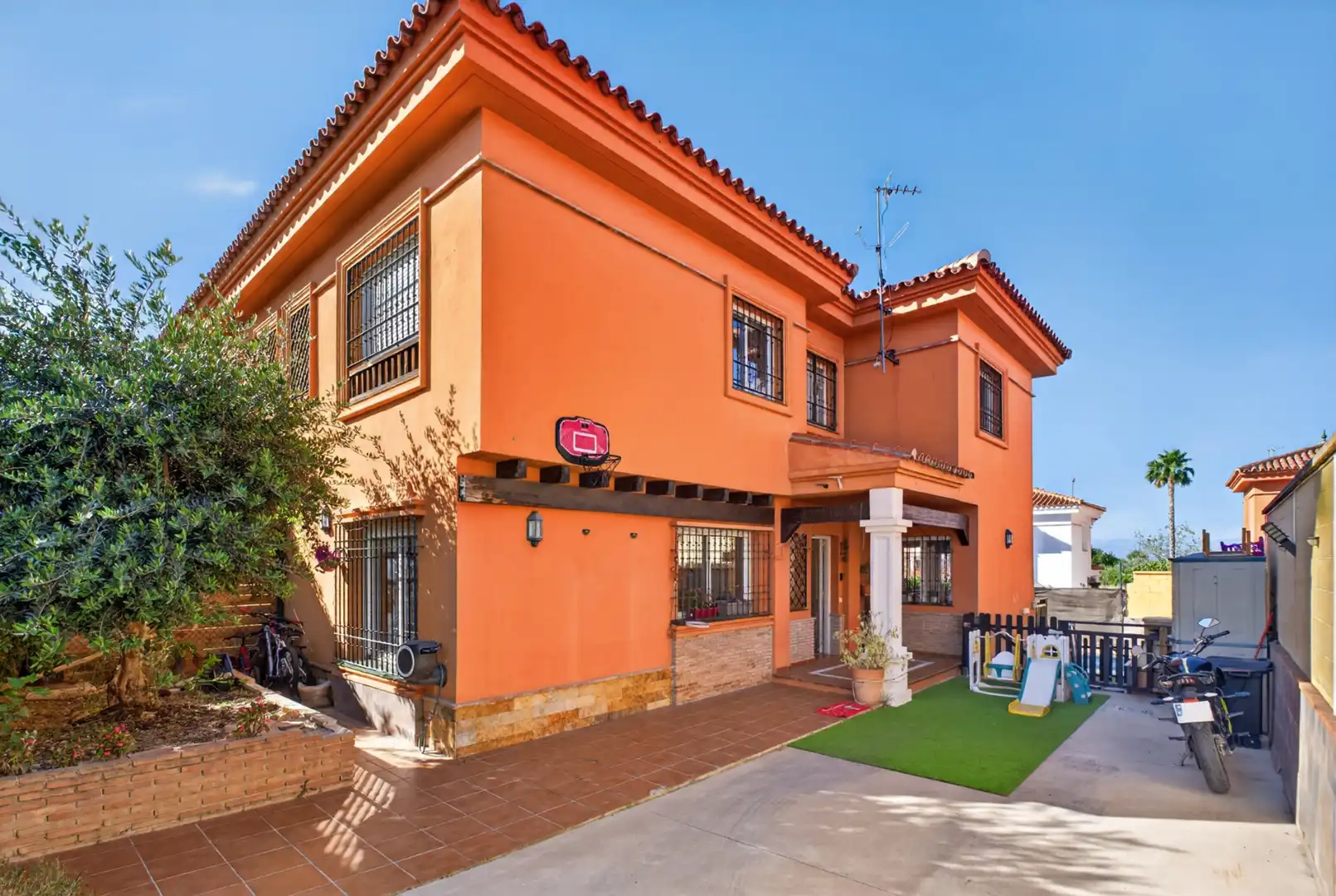 Vista exterior de Casa adosada en venda en Alhaurín de la Torre amb Aire condicionat, Terrassa i Traster