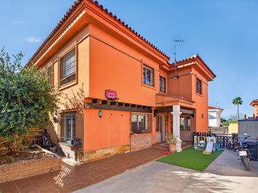 Casa bifamiliare con piscina in vendita a Calle Maestro Rafael de León