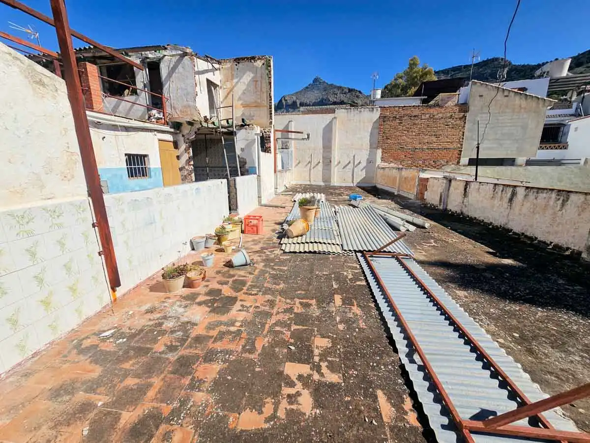 Außenansicht von Einfamilien-Reihenhaus zum Verkauf in Pizarra mit Terrasse und Abstellraum