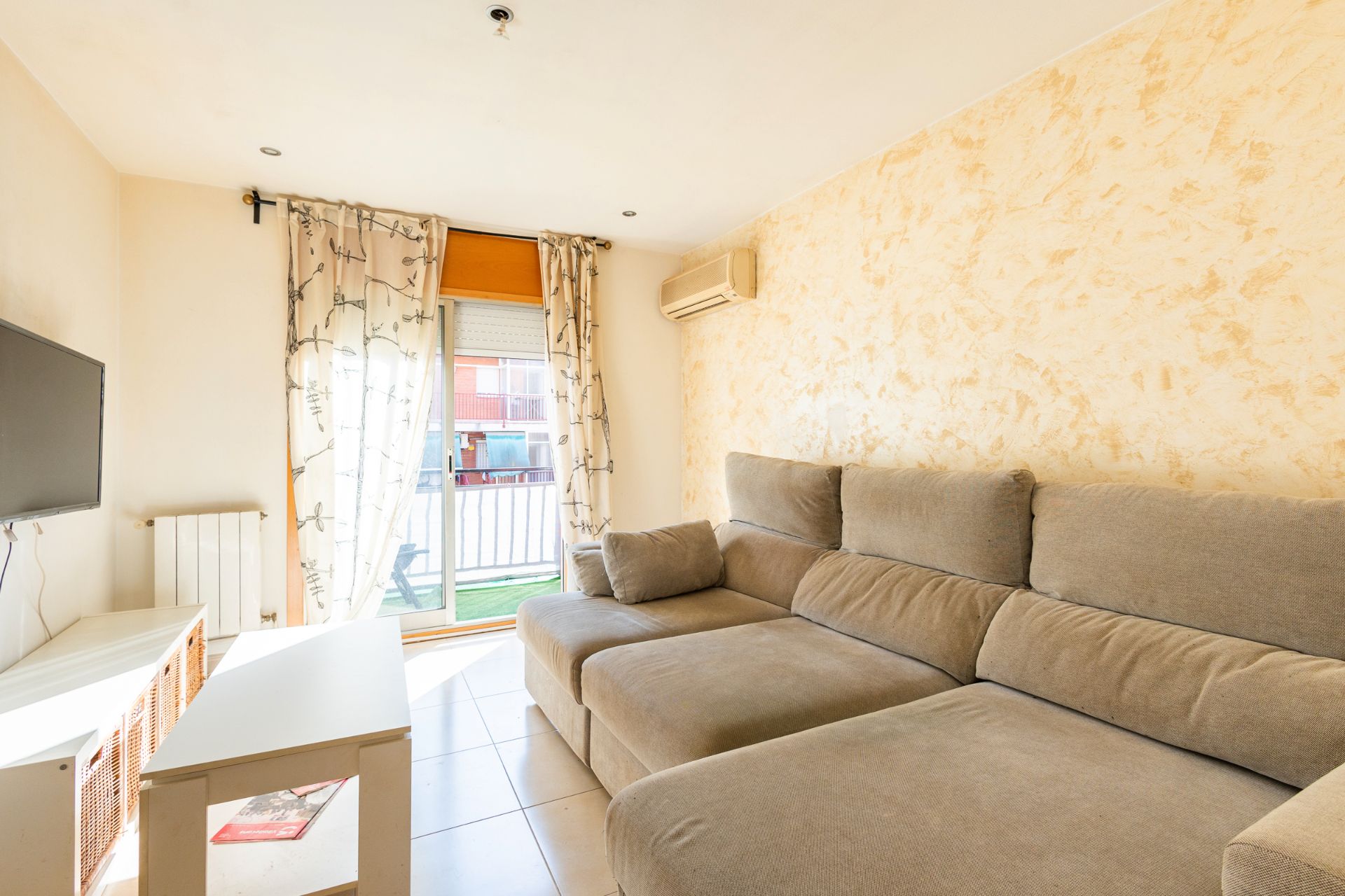 Living room of Flat for sale in Viladecans  with Heating, Parquet flooring and Balcony